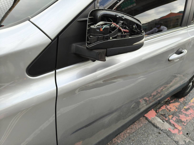 骑士闯红灯撞上休旅车，倒地当场失去生命迹象，送医伤重不治。（黄仲瑜翻摄）