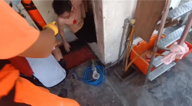 岸巡隊安檢查獲船艙藏20人欲偷渡，中檢：後續需追緝幕後集團。（海巡署南部分署第五岸巡隊提供／李易昌台中傳真）