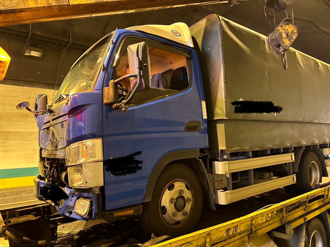 今（8）日下午5时10分，国道3号南向33公里安坑路段发生一起连环车祸。（图警方提供／简铭柱翻摄）