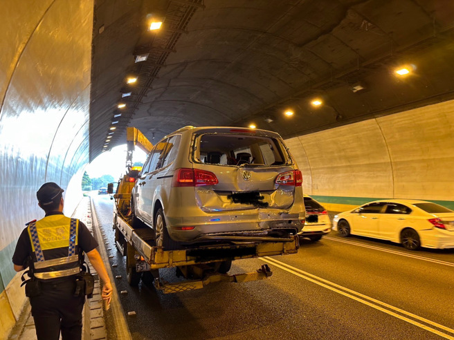 今（8）日下午5时10分，国道3号南向33公里安坑路段发生一起连环车祸。（图警方提供／简铭柱翻摄）