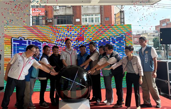 桃園市區楊梅區722、722A從楊梅開往新北市三重國小捷運站行經桃園長庚轉運站9日正式通車，過去楊梅鄉親依賴國道客運9002楊梅到台北的路線，該路線連年虧損因此停駛，桃園市政府情商亞通客運業者，盡可能比照路線行駛，桃園市長張善政說，搭乘首班車前50名市民，就送已加值1200元的TPASS通勤月票1張，希望鄉親可以多加利用。（廖姮玥攝）