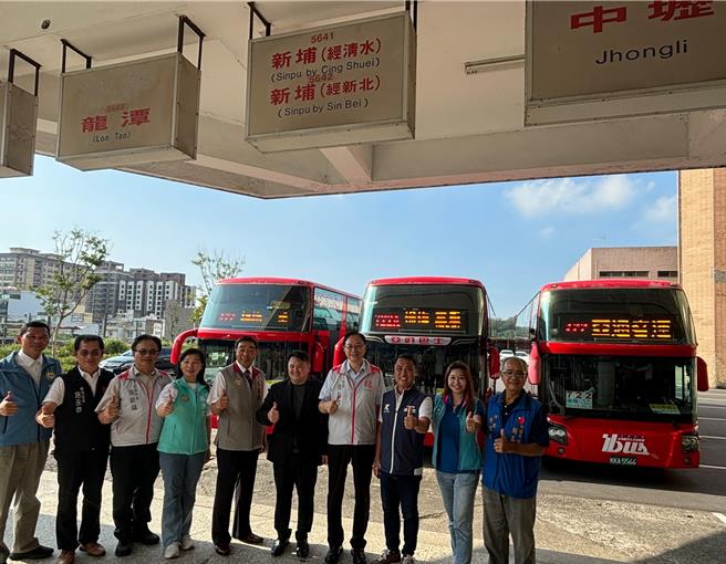 桃園市區楊梅區722、722A從楊梅開往新北市三重國小捷運站行經桃園長庚轉運站9日正式通車，過去楊梅鄉親依賴國道客運9002楊梅到台北的路線，該路線連年虧損因此停駛，桃園市政府情商亞通客運業者，盡可能比照路線行駛，桃園市長張善政說，搭乘首班車前50名市民，就送已加值1200元的TPASS通勤月票1張，希望鄉親可以多加利用。（廖姮玥攝）