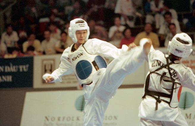 1988年漢城奧運會，身高178公分的陳怡安(左)在跆拳道示範賽中，展現長腿優勢一路過關斬將。（圖／中時資料照）
