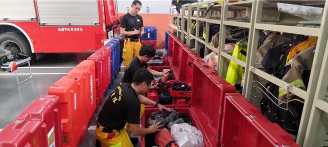 桃園市為本月國際人道救援輪值縣市，接獲日本地震訊息立即整備40人著手個人裝備、團體裝備及相關生命搜救器材整備，待消防署指示，即刻可配合前往協助救援。（桃園市政府提供）