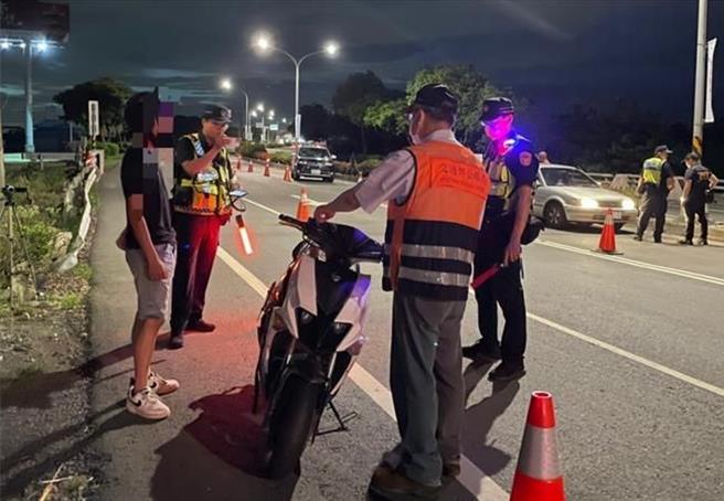 屏东县政府警察局为遏止暑期青少年危险驾车、无照驾驶等行为，5至7日强力执行「青少年违规取缔专案」，结果开了555张罚单。（警方提供／谢佳潾屏东传真）