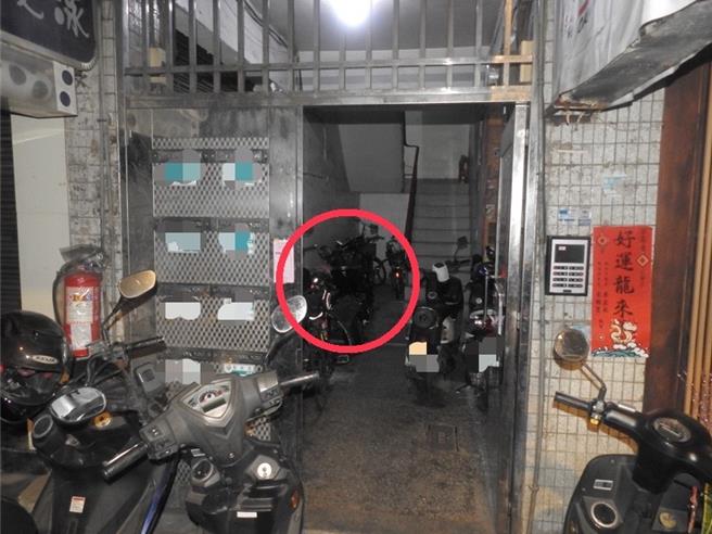 新北樹林7月15日發生1起重機失竊案，38歲李姓車主發現愛車不翼而飛後連忙向警方報案，警方隨即調閱數十隻監視器找尋車輛下落，最後發現該車被棄於某公寓1樓，且警方前往查緝時，犯嫌還剛好返回該處，因此遭警方當場逮捕，全案依竊盜案報請新北地檢偵辦。(樹林警分局提供)