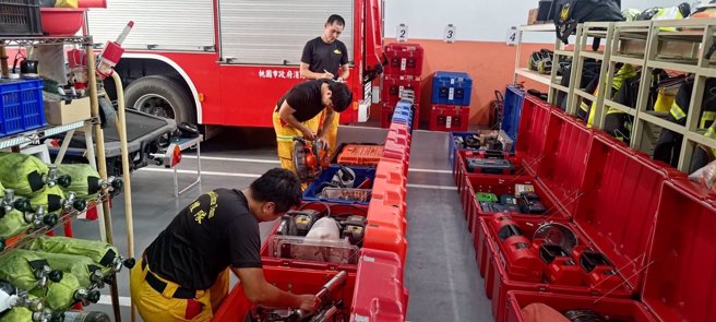 日本九州7.1強震海嘯警報，桃園特搜隊整裝待命隨時馳援。（圖消防局提供／簡銘柱翻攝）