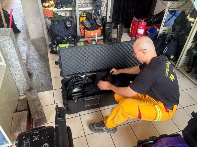 日本九州7.1強震海嘯警報，桃園特搜隊整裝待命隨時馳援。（圖消防局提供／簡銘柱翻攝）