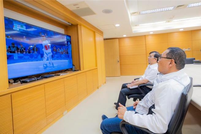 新北市長侯友宜傍晚趁著會議中間空檔，邀請同仁一起看羅嘉翎比賽的轉播。（摘自侯友宜臉書）