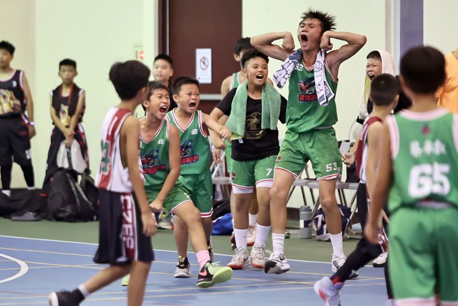 彰化侨信国小庆祝胜利。(中华民国国小体育总会提供)