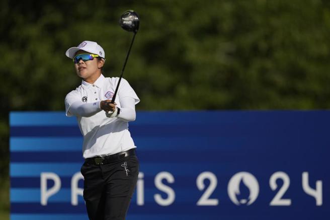 中華隊徐薇淩在巴黎奧運高球賽第2回合繳出69桿佳績，總成績回升到並列第14位。（美聯社）