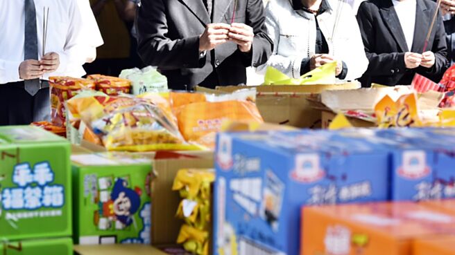 金控普渡拚淨零，今年維持董總主祭，惟有別以往，多家減少持香、並鼓勵同仁雙掌合十祈福，紙錢再送至焚化爐統一焚燒，大走環保風。圖／本報資料照片