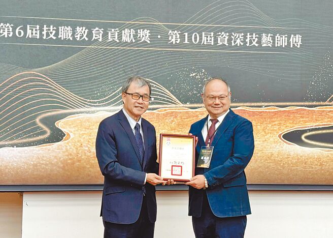 龙华科大校长葛自祥（右）培养务实人才不遗余力，荣获教育部长郑英耀（左）颁发第6届技职教育贡献奖。图／龙华科大提供