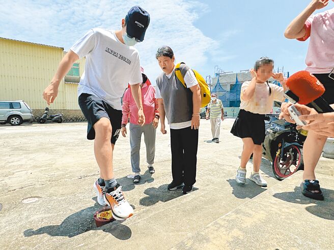 滞陆4个多月的金门胡姓钓客（左一），7日中午终于回到家中，跨过妻子事先备好的炭火炉去霉气。（于家麒摄）