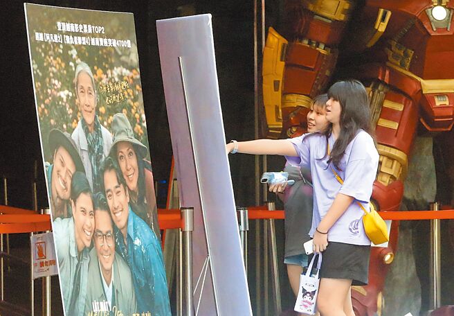 财政部下半年将端出3大减税利多，其中娱乐税上限起码减半，甚至可停徵。图为民眾看电影。（本报资料照片）