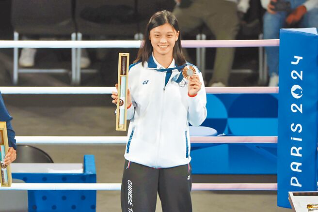 中華隊吳詩儀領到拳擊女子60公斤級的銅牌。（杜宜諳／攝）