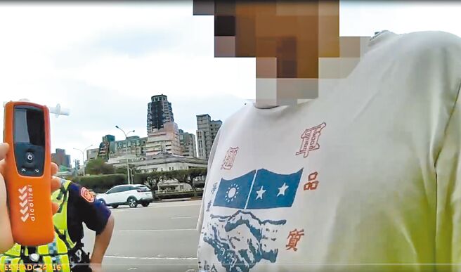 第一金投信董事長尤昭文酒駕，在總統府前遭警方攔查。（警方提供／陳鴻偉台北傳真）