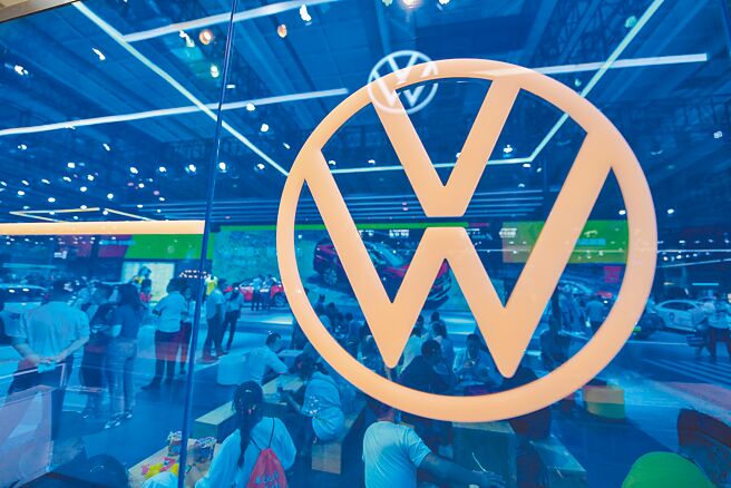 2024年1至6月中国累计进口汽车33.2万辆，同比下降4.1％；销量下滑2位数，福斯跌幅最明显。图为2020年长春国际汽车博览会福斯汽车展场。（新华社）