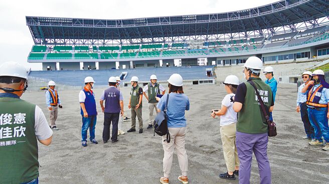 台南亞太國際棒球訓練中心成棒主球場施工進度已達97.8％，竟政策急轉要改成人工草皮，引起輿論譁然。市議會工務委員會7日會勘，一致要求維持天然草皮原設計。（寶智華攝）