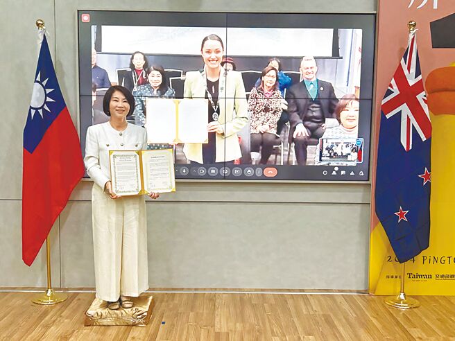 屏东县长周春米（萤幕前）7日与纽西兰罗托路亚市长塔妮亚‧塔普赛尔（萤幕中）签署M0U。（谢佳潾摄）