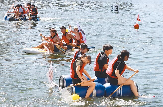 高雄暑期最夯活動之一的「海洋派對」即將熱鬧登場，今年首度加入廣受好評的「大港造筏大賽」，此次競賽移師大港橋周邊海域，賽事規模更大。（高市府運發局提供／洪浩軒高雄傳真）