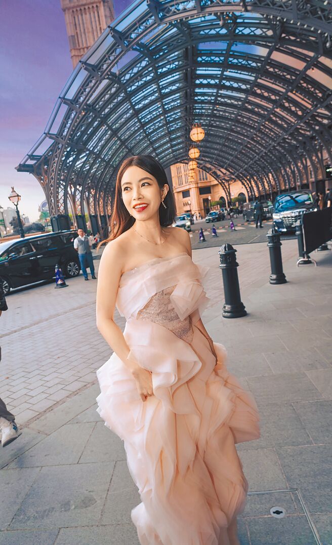 徐怀钰日前出席澳门斯诺克时尚之夜，身穿淡黄色礼服展现典雅气质。（滚石唱片提供）