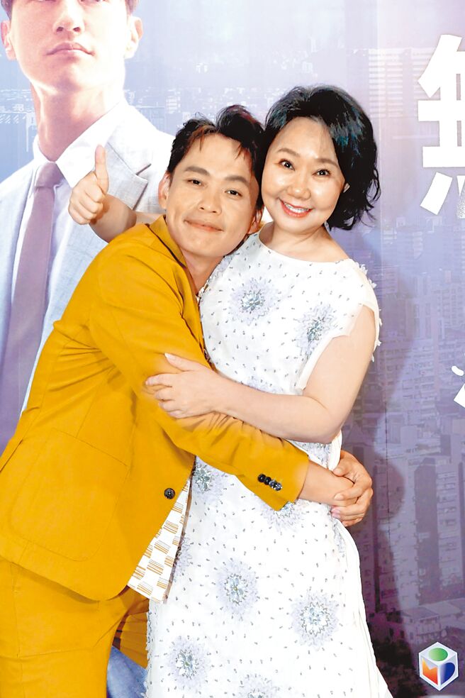 黄镫辉（左）和吕雪凤饰演母子，有不少赚人热泪的互动。（华视、公视台语台提供）