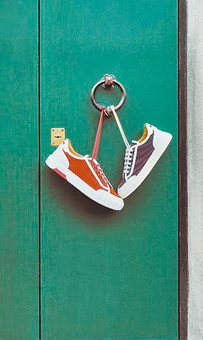 送禮無禁忌! 情侶鞋伴有情人走長久。義大利手工鞋皇TESTONI推新款情侶鞋RAVENNA和JENNY（見圖），鞋面採特殊皮革印花，麂皮如同絲絨面料，與白色線條成鮮明對比，輕巧又時尚；鞋子特殊的斯特羅貝爾縫線結構形成「襪子」般防護效果，為穿著者帶來有力的抗扭轉支撐，如同另一半隨時陪伴支持。（TESTONI提供）