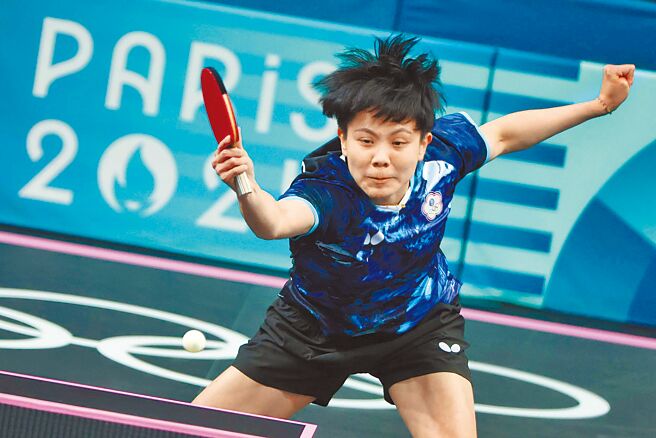 巴黎奥运桌球女团赛8强，中华队郑怡静在第2点单打不敌中国大陆孙颖莎。（杜宜谙摄）
