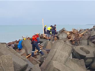 林園港嘴泊區消波塊驚現1具乾屍    疑貨輪失蹤船員