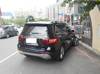 台中離奇車禍！「小強」掉落身上   賓士駕駛嚇瘋失控撞護欄