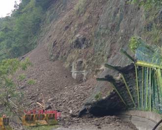 駭人畫面曝光！「山壁土石」全面崩塌   高雄藤枝聯外道路中斷　