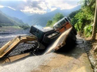 驚險！南投產業道路遭掏空   拖板車載怪手「輪」陷傾斜