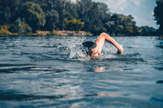 選手「游一半溺斃」沒人發現！下沉瞬間全被錄