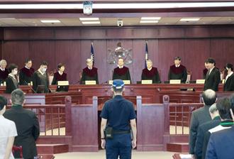 支薪不採計年資「部分違憲」 2萬5737位代理教師有望平反