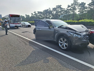 国道3号惊险连环撞！大客车驾驶分心酿祸 三人送医急救