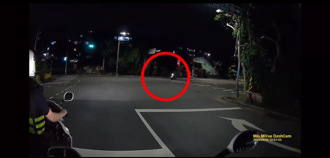 酒駕男闖紅燈見警心虛逃竄 推倒機車阻路逃逸仍遭逮