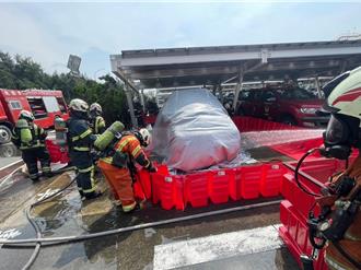 桃園消防演練電動車火災搶救 用滅火毯加水池降溫