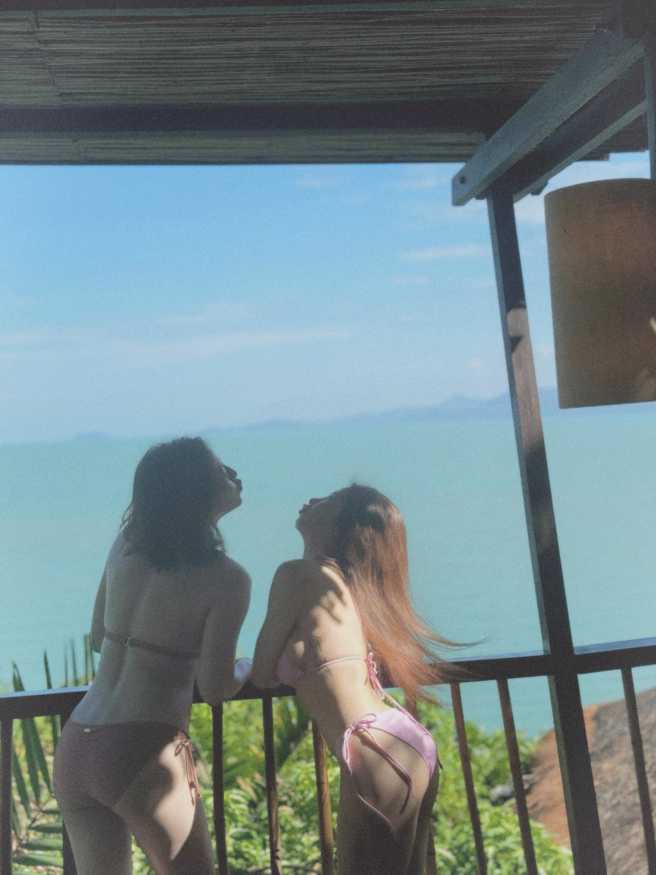 郭书瑶和刘品言穿着粉色绑带比基尼，享受海风。（图／摄自IG yaokuo）