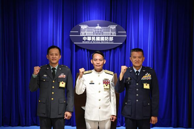 陆军特指部指挥官匡奕平少将、海军131舰队长刘胜山少将、空军第4联队长杨全文少将接受媒体访问。（记者刘宸玮摄）