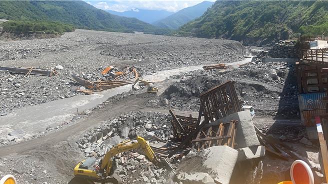 南橫公路明霸克露橋鋼便橋遭凱米颱風帶來豪雨沖毀，交通部公路局甲仙工務段於8月6完成便道提供車輛通行，並實施便道3時段管制，因考量山區居民交通需求，即日起開放通行新增至5時段，以方便滿足居民需要。（公路局甲仙工務段提供／林雅惠傳真）