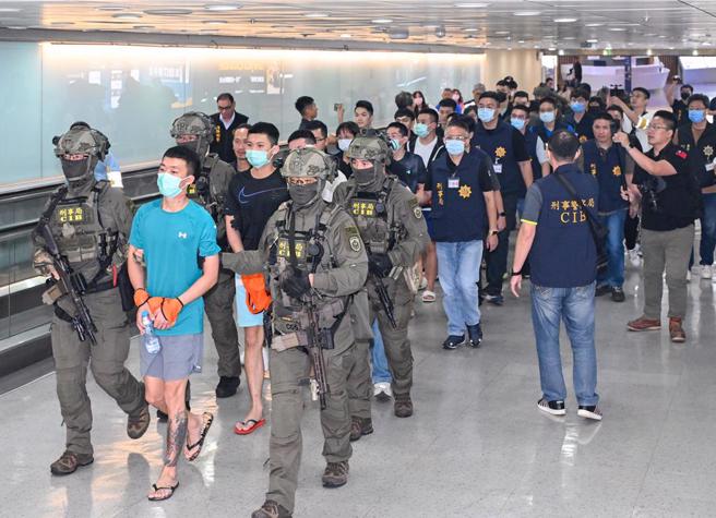 印尼移民局6月27日在峇里岛一栋别墅逮捕103名网路犯罪嫌犯，后续清查102人为台湾籍，刑事局日晚间押解其中11名通缉犯（10男1女）返台。(中时资料库)