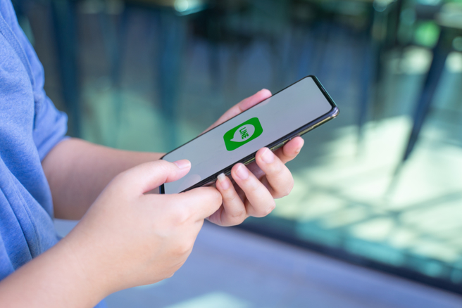 一名网友抱怨，常常收到别人回传讯息只有「？」一个符号，直呼超没礼貌。（图：shutterstock／达志）
