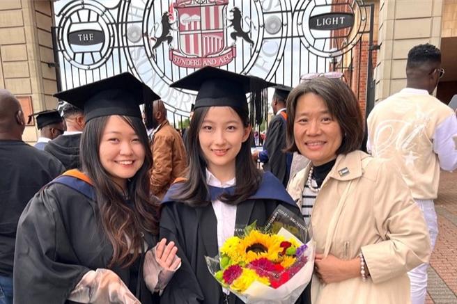 第二屆台英雙學位學程的學生，日前於英國桑德蘭大學順利畢業；觀光學院張馨文院長特地前往參加畢業典禮給予祝福。 （中華大學提供／王惠慧新竹傳真）