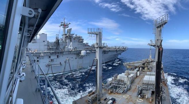 「拳师号」（左）与「奥特亚罗瓦号」并列航行，完成长达8.5小时的加油任务。（取自皇家纽西兰海军网站）