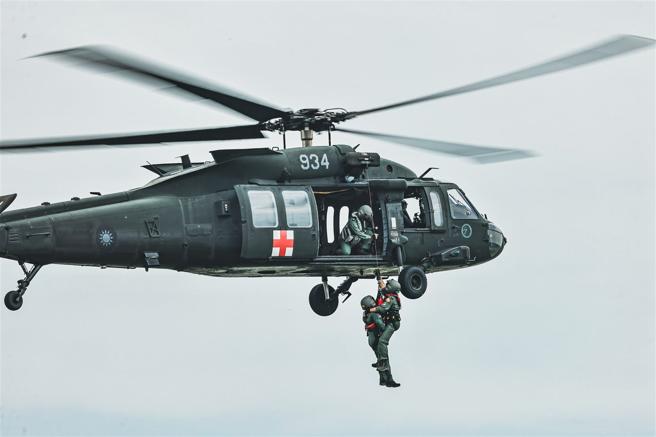  空軍救護隊UH-60M通用直升機演練戰場搜救任務，展現「慈航天使」聞聲救苦精神。
（記者謝承宏攝）