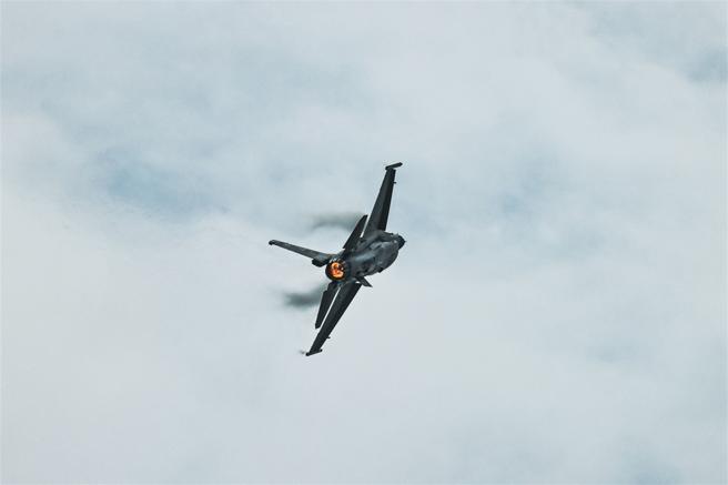  F-16V戰機進行性能展示，彰顯空軍健兒精湛飛行戰技及戰機優異性能。（記者謝承宏攝）