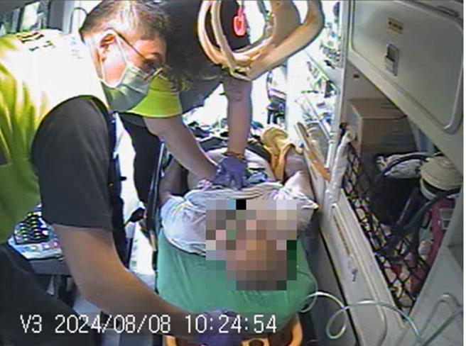 竹东一名老翁心肌梗塞急救送医，途中意识突然转变，赶紧以CPR急救。（新竹县消防局提供／邱立雅竹县传真）