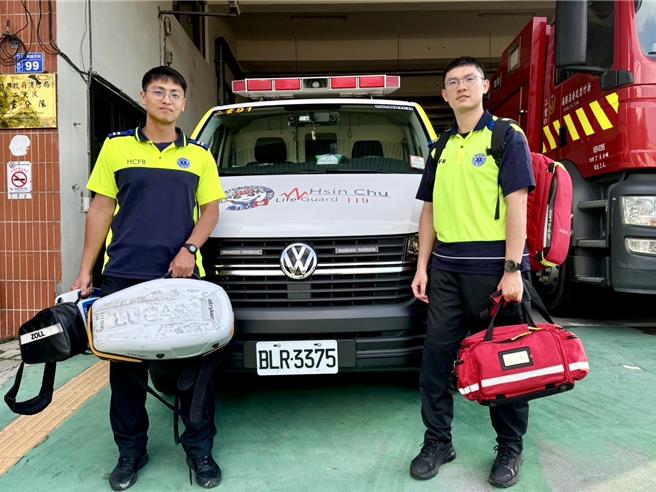 消防员舒季轩(左)和李羿贤合力将心肌梗塞的老翁救回一命。（新竹县消防局提供／邱立雅竹县传真）