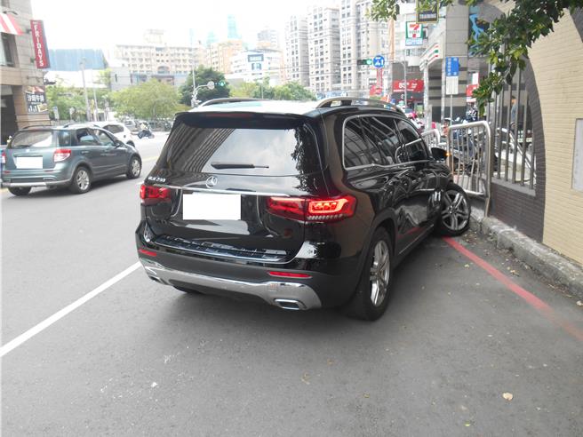 42岁于男7日上午开车由台湾大道右转英才路失控自撞路旁护栏，员警到场处理，于酒精呼气酒测值为零、未受伤。至于肇事原因，于向警方说：「有一只蟑螂掉到我身上，我吓疯了！」（警方提供／陈淑芬台中传真）